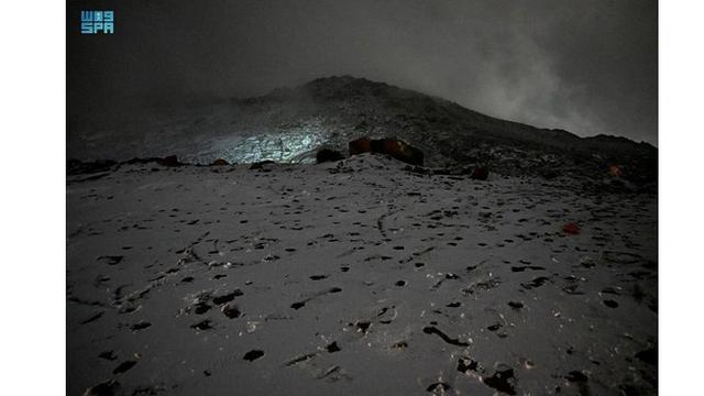 Usai Ramai Pegunungan Menghijau, Kini Muncul Fenomena Salju di Gunung Arab Saudi