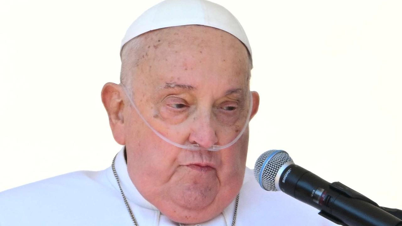Paus Fransiskus tampil mengejutkan setelah dirawat karena pneumonia