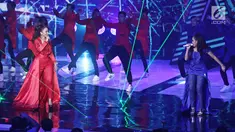 Aksi panggung pedangdut Ayu Ting-Ting dan Zaskia Gotik saat memeriahkan HUT Indosiar ke-23 di Jakarta Convention Center (JCC), Kamis (11/1). HUT Indosiar Bertema “Konser Raya 23 Tahun Indosiar Luar Biasa”. (Liputan6.com/Herman Zakharia)