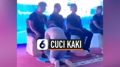 Bos perusahaan kosmetik bersujud dan cuci kaki karyawan, sebagai ucapan terima kasih atas kerja keras mereka. Momen tak biasa ini terjadi di sebuah upacara penghargaan di Jinan, Provinsi Shandong, China.