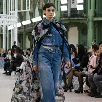 Kembali ke Grand Palais setelah direstorasi, Chanel persembahkan koleksi Spring-Summer 2025 sebagai penghormatan untuk perempuan dalam meraih kebebasan seperti Gabrielle Chanel. [Dok/Chanel].