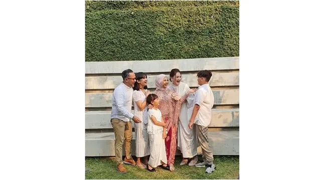 Pada pertunangan Keisha Ratuliu, Mona turut hadir dalam momen kebahagiaan tersebut.