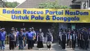 Para tenaga medis mendapat arahan sebelum dilepas menuju Palu dan Donggala, Sulawesi Tengah, dari kantor DPP partai Nasdem, Jakarta, Minggu (30/9). Sebanyak 100 tenaga medis itu dilepas langsung oleh Ketum NasDem Surya Paloh. (Liputan6.com/Angga Yuniar)