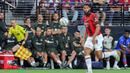 Gelandang anyar AC Milan, Ruben Loftus-Cheek menguasai bola saat menghadapi Barcelona pada laga uji coba pramusim Soccer Champions Tour 2023 di Allegiant Stadium, Las Vegas (1/8/2023). Setelah membela Chelsea selama 8 musim, Ruben Loftus-Cheek hijrah ke Liga Italia untuk bergabung dengan AC Milan yang mengontraknya selama 4 tahun hingga 30 Juni 2027. Ia didatangkan Rossoneri dengan nilai transfer 16 juta euro atau setara Rp269 miliar. (AFP/Getty Images/Ethan Miller)