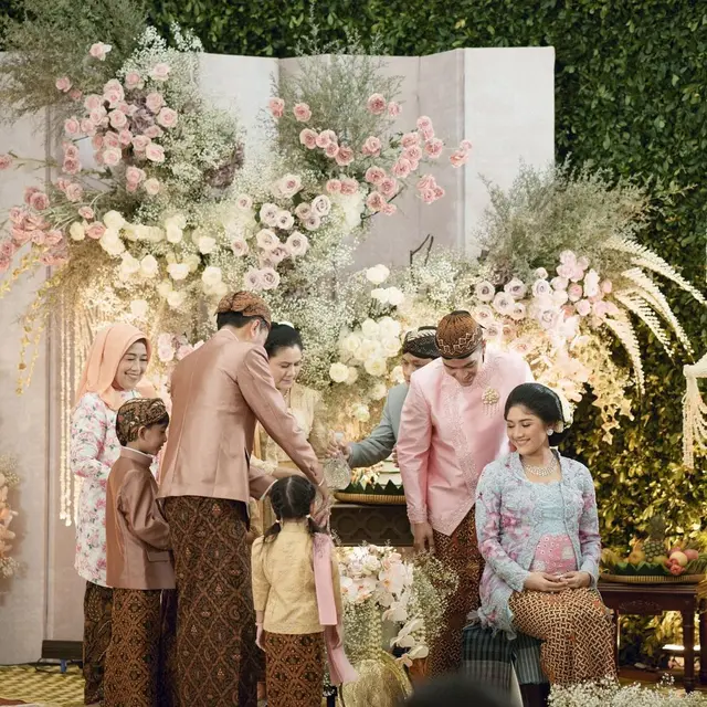 6 Potret Tingkah Lucu Keponakan Erina Gudono di Prosesi Siraman, Ikut Main Air