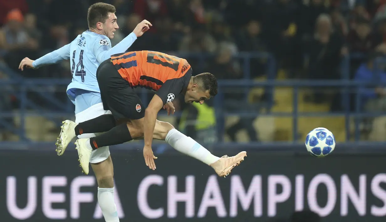 Bek Manchester City, Aymeric Laporte, duel udara dengan pemain Shakhtar Donetsk, Junior Moraes, pada laga Liga Champions di Stadion Metalist, Selasa (23/10/2018). Shakhtar Donetsk kalah 0-3 dari Manchester City. (AP/Efrem Lukatsky)