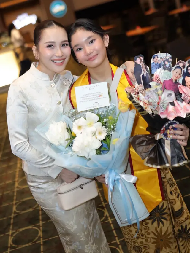Ayu Ting Ting saat Hadir Wisuda Bilqis yang Lulus SD. [@ayutingting92]
