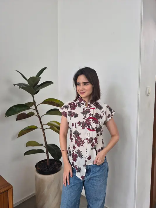 Hadirkan inspirasi busana Imlek, Tissa Biani kenakan atasan cheongsam yang asimetris [@tissabiani]