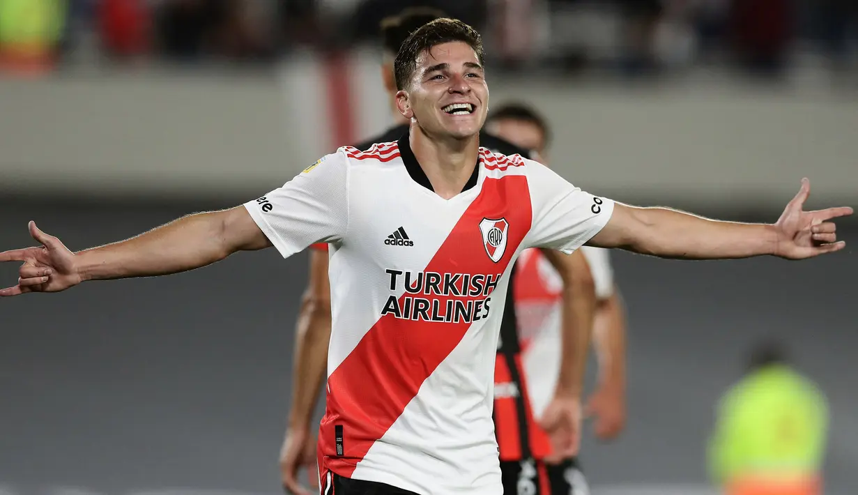 Julian Alvarez. Striker berusia 22 tahun ini baru saja didapatkan Manchester City dari River Plate di bursa transfer musim dingin 2021/2022 dengan nilai 17 juta euro. Pemain yang diplot sebagai penerus Sergio Aguero ini masih akan memperkuat River Plate hingga akhir musim. (AFP/Alejandro Pagni)