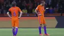 Ekspresi sedih pemain Belanda, Bas Dost (kanan) dan Daley Blind usai melawan Swedia pada kualifikasi Piala Dunia 2018 grup A di Amsterdam Arena, Amsterdam (10/10/2017). Belanda gagal melaku ke Piala Dunia 2018. (AP/Peter Dejong)