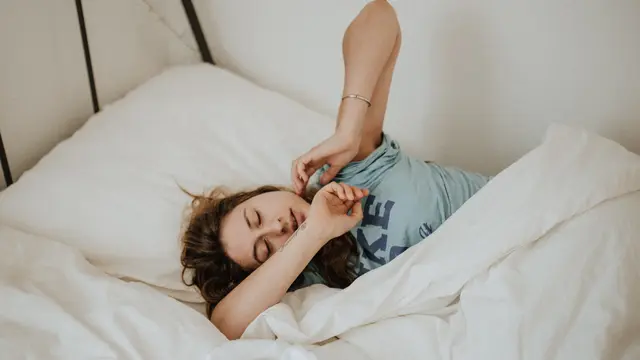 Ilustrasi manfaat Sleep Therapy untuk tidur lebih nyenyak. (unsplash.com/Kinga Cichewicz)