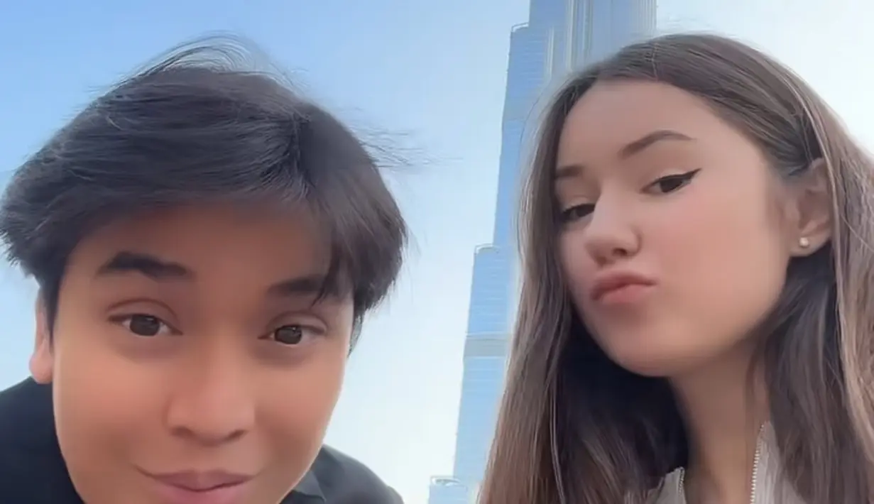 Momen romantis Billy dan Vika terlihat jelas saat mereka berpose ceria di depan Burj Khalifa, ikon megah Dubai. Senyum keduanya menunjukkan betapa bahagianya mereka menikmati waktu bersama di kota yang disebut sebagai surga para wisatawan. Kebersamaan ini juga membuktikan kedekatan mereka yang semakin mesra. (Liputan6.com/IG/@vika.kolesnaya)