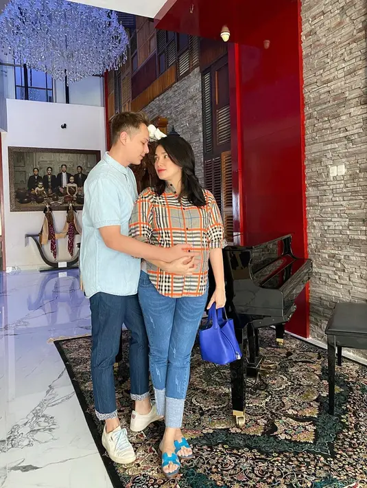 Kemudian Ussy dan Andhika pun mendapat penjelasan mengenai KB dan spiral yang berguna mencegah kehamilan. Menurut sang dokter, tergantung pemikiran pasangan suami istri tersebut tentang memiliki anak lagi. (Instagram/ussypratama)