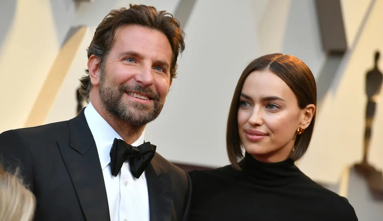 Aktor Bradley Cooper dan pasangannya, Irina Shayk  menghadiri perhelatan Oscar 2019 di Dolby Theatre, Los Angeles, Minggu (24/2). Bradley Cooper yang juga mengajak sang ibu tampil kompak dengan busana serba hitam. (Jordan Strauss/Invision/AP)