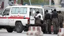 Pasukan keamanan mengevakuasi petugas yang terluka ke dalam ambulans setelah ledakan bom di Kabul, Selasa (19/4). Belum ada pihak yang mengklaim soal siapa di balik serangan ini. Tetapi dugaan terkuat tertuju pada kelompok Taliban. (REUTERS/Omar Sobhani)