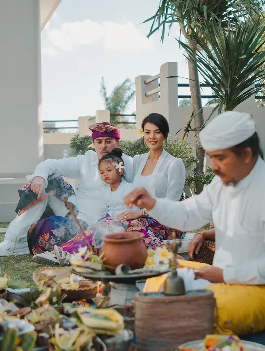 Farah Quinn bersama suami dan putrinya membagikan momen di Bali.  Dalam keterangan yang diunggah,  Farah sedang menjalani ritual melaspas.  Berikut potretnya bersama suami  bule mengenakan busana  adat Bali yang mencuri perhatian. [Instagram/farahquinnofficial