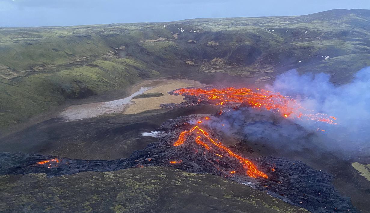 Lava yang mengalir dari gunung berapi Fagradalsfjall yang meletus sekitar 40 km sebelah barat ibu kota Islandia, Reykjavik, pada Sabtu (20/3/2021). Sebuah gunung berapi di dekat ibu kota Islandia meletus pada hari Jumat, 19 Maret. (Icelandic Coast Guard via AP)