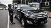 Petugas keamanan mengawal kendaraan yang ditumpangi penyidik KPK saat mendatangi Gedung Mina Bahari KKP, Jakarta, Rabu (25/11/2020). Kedatangan penyidik KPK sebagai tindak lanjut penyelidikan terkait penangkapan menteri Edhy Prabowo dan sejumlah pegawai KKP. (merdeka.com/Iqbal Nugroho)