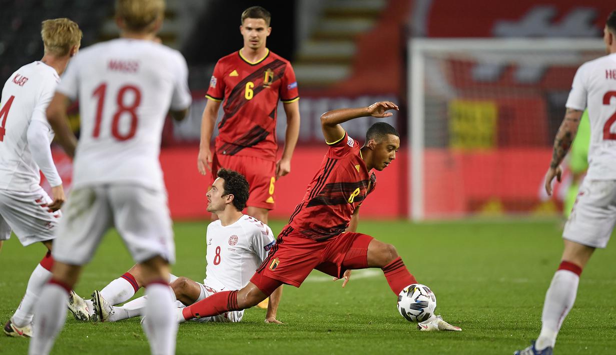 Gelandang Belgia, Youri Tielemans, berebut bola dengan gelandang Denmark, Thomas Delaney, pada laga lanjutan UEFA Nations League di Stadion Den Dreef, Kamis (19/11/2020) dini hari WIB. Belgia menang 4-2 atas Denmark. (AFP/John Thys)