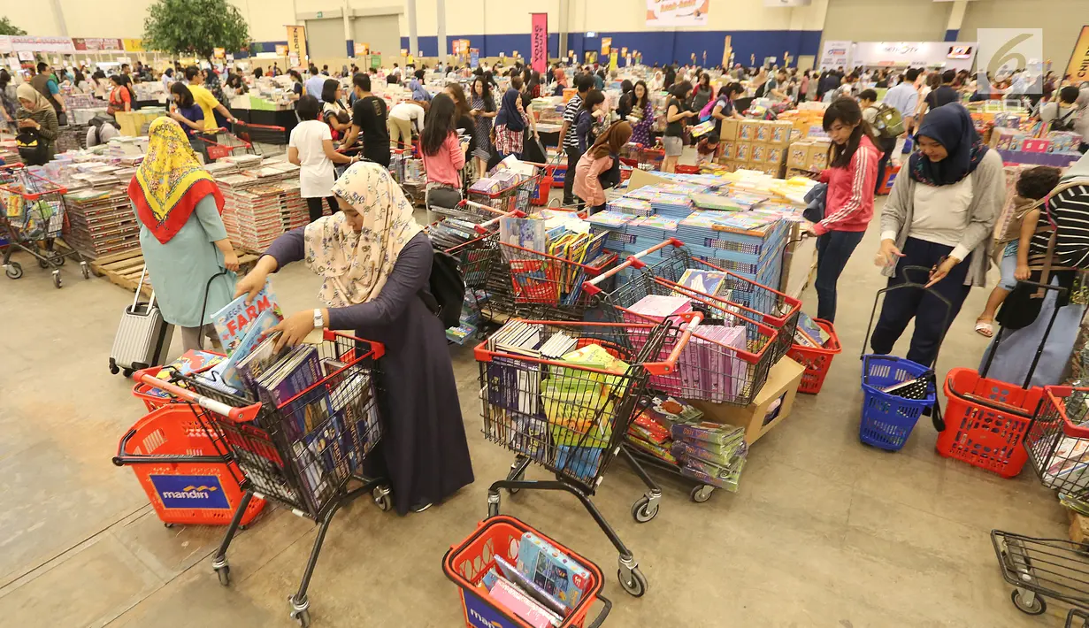 Pengunjung memadati pameran dan penjualan buku Big Bad Wolf di ICE BSD, Tangerang Selatan, Rabu (28/3). Pameran buku terbesar se-Asia Tenggara menyediakan 5,5 juta buku dengan potongan harga. (Liputan6.com/Fery Pradolo)