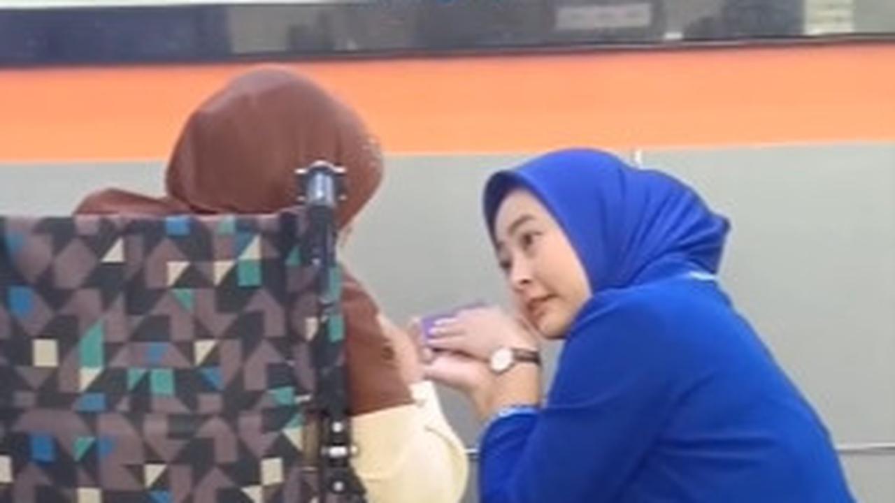 Sosok Teller Bank Layani Lansia Penuh Sopan