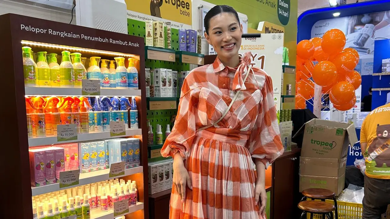 Patricia Gouw Coba Serum Alis untuk Putrinya