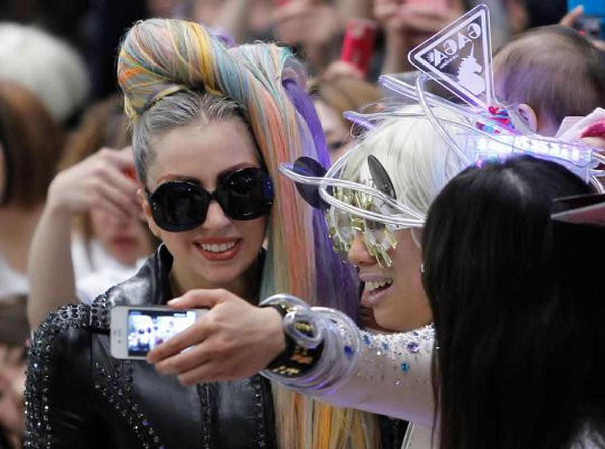Lady Gaga dianggap membawa ajaran sesat dan merusak akhlak oleh FPI  