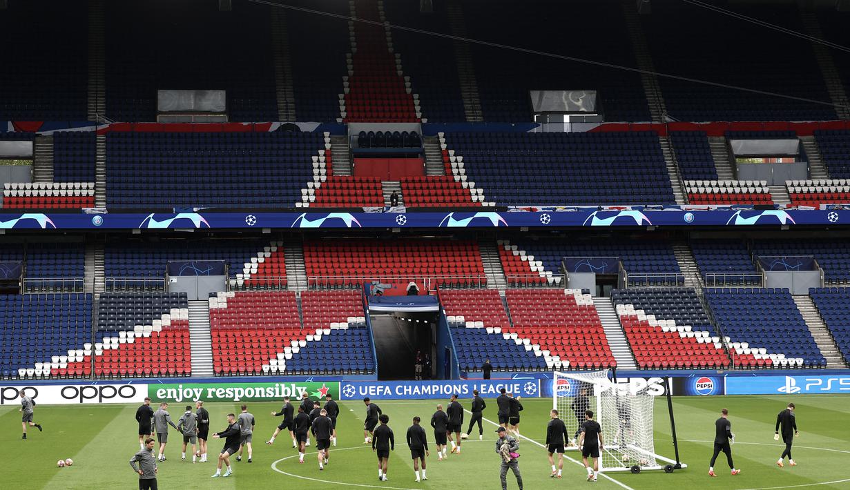 Pemain Borussia Dortmund saat sesi Latihan jelang laga leg dua semi final Liga Champions melawan Paris Saint-Germain (PSG) di Parc des Princes, Paris, Senin (7/5/2024). (AFP/Frank Fife)