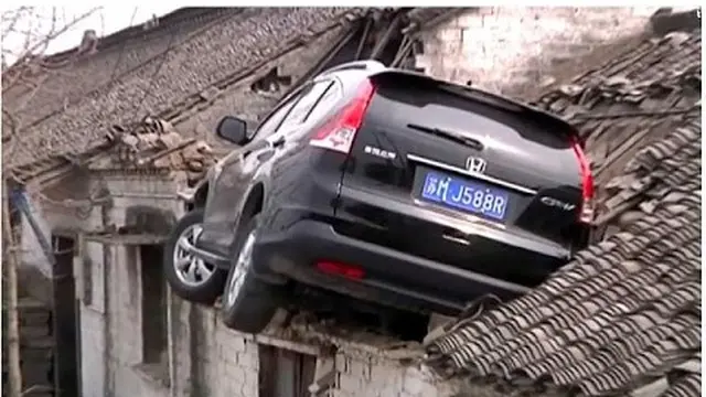 Mobil Nyangkut di Atap
