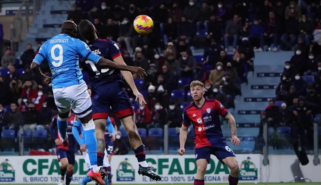 Penyerang Napoli, Victor Osimhen saat mencetak gol ke gawang Cagliari pada pertandingan lanjutan Liga Serie A Italia di stadion Unipol Domus di Cagliari, Italia, Selasa (22/2/2022). Napoli bermain imbang atas Cagliari 1-1. (Alessandro Tocco/LaPresse via AP)