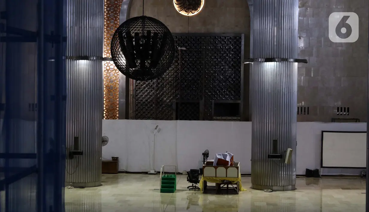 Suasana Masjid Istiqlal, Jakarta di hari pertama puasa Ramadan 1441 H, Jumat (24/4/2020). Guna mencegah penularan dan penyebaran virus Covid-19, pihak pengelola Masjid Istiqlal Jakarta meniadakan sementara seluruh rangkaian kegiatan ibadah Ramadan. (Liputan6.com/Helmi Fithriansyah)