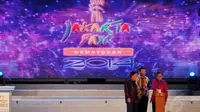 Pembukaan Jakarta Fair Kemayoran 2014 ditandai penekanan tombol oleh Boediono, Ahok, beserta Komisaris Utama sekaligus Panitia Penyelenggara JFK 2014, Murdaya Po diatas panggung, Senin (9/6/14). (Liputan6.com/Andrian M Tunay)