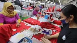 Para pekerja sedang memproduksi jersey Timnas Indonesia di pabrik yang berada daerah Bandung, Jawa Barat pada Rabu (12/2/2025). (Bola.com/Abdul Aziz)