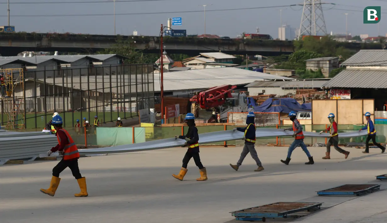 Suasana pembangunan Jakarta International Stadium (JIS) yang terletak di Papanggo, Jakarta Utara, Selasa (31/08/2021) sore WIB. PT Jakarta Propertindo (Jakpro) mencatat bahwa stadion yang diproyeksikan berkapasitas 82.000 penonton tersebut telah mencapai 69 persen. (Bola.com/Bagaskara Lazuardi)