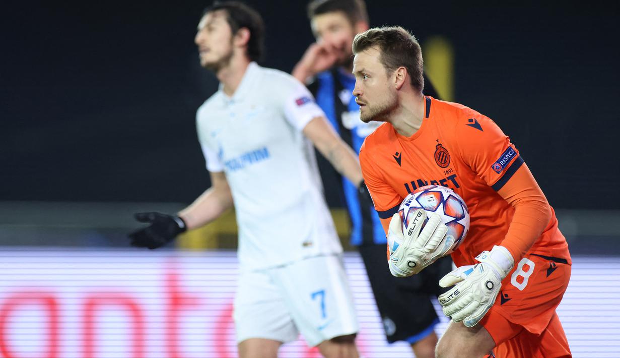 Simon Mignolet. Kiper asal Belgia berusia 33 tahun ini kini menjalani musim ke-3 bersama Club Brugge di Liga Belgia. Sebelumnya selama 9 musim Mulai 2010/2011 hingga 2018/2019 ia berlaga di Premier League, bersama Sunderland selama 3 musim dan Liverpool dalam 6 musim. (AFP/Kenzo Tribouillard)