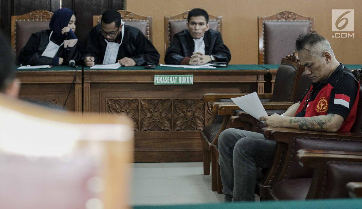 Aktor senior Tio Pakusadewo menjalani sidang pembacaaan dakwaan kasus penyalahgunaan narkoba di Pengadilan Negeri (PN) Jakarta Selatan, Senin (30/4). Tio Pakusadewo didakwa 4 tahun bui oleh JPU terkait kasus narkoba. (Liputan6.com/Faizal Fanani)
