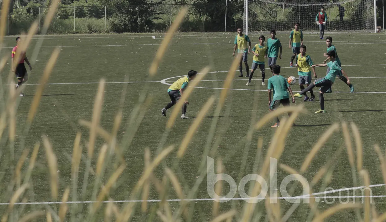 Pemain seleksi Timnas Indonesia U-16 melakukan latihan terakhir jelang pengumuman hasil seleksi. Mereka telah mengikuti seleksi mulai  dari tanggal 25 hingga 30 Maret 2017. (Bola.com/M Iqbal Ichsan)