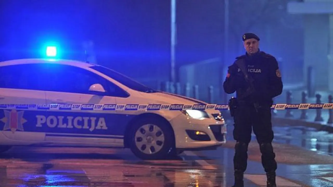 Polisi memblokir area sekitar Kedutaan Besar AS di ibu kota Montenegro, Podgorica pada 22 Februari 2018. (AFP PHOTO)