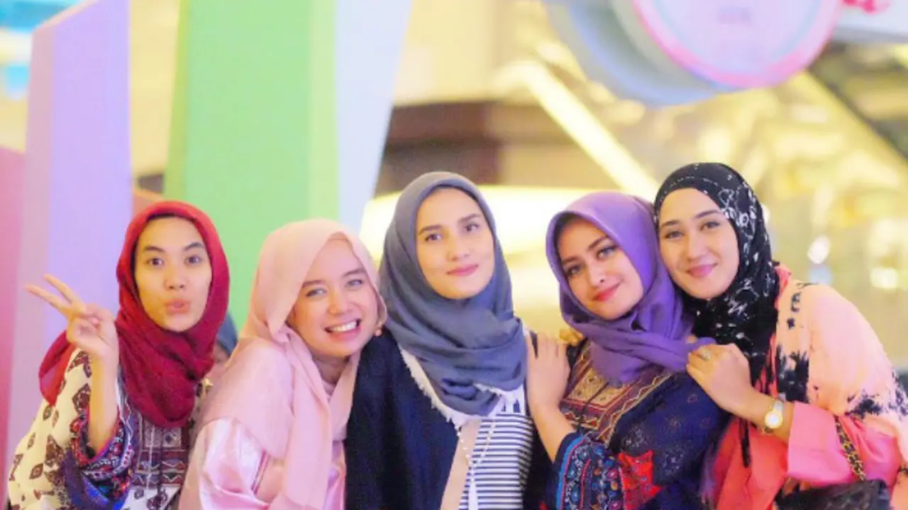 Penampilan Super Kece dengan 10 Nuansa Hijab Tabrak Warna