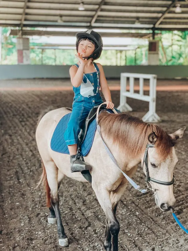 Gempi saat Menunggangi kuda. (instagram.com/gisel_la)