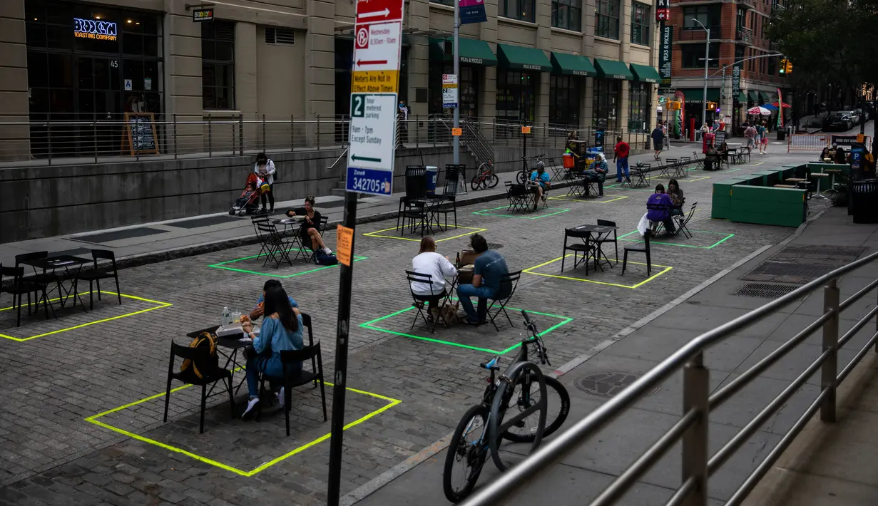 Orang-orang makan di meja-meja yang diatur dengan menerapkan jaga jarak sosial di kawasan Brooklyn, New York, Amerika Serikat, 25 September 2020. Hingga 25 September 2020, sebanyak 7.005.746 orang di Amerika Serikat terinfeksi COVID-19, dengan 203.240 orang meninggal dunia. (Xinhua/Michael Nagle)