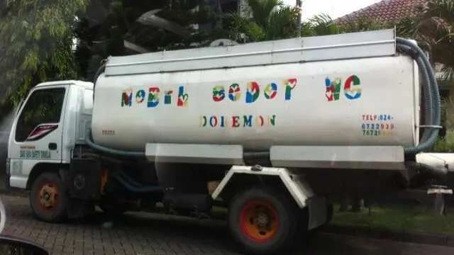 6 Tulisan di Truk Sedot WC Ini Jadi Sorotan, Nyeleneh Banget