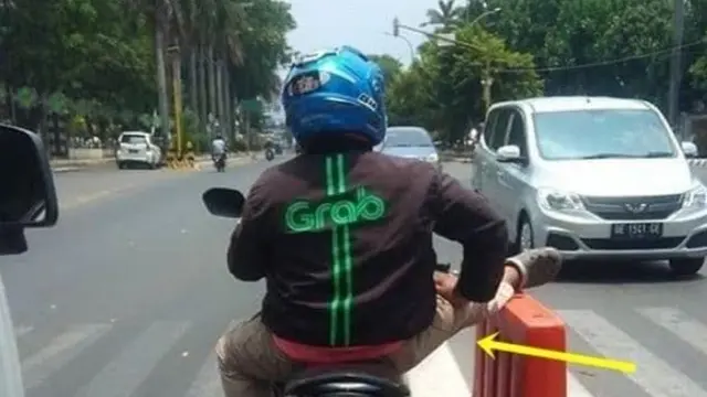6 Potret Nyeleneh Driver Ojol dan Penumpangnya Ini Bikin Ngakak