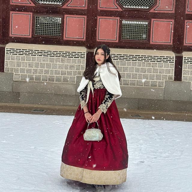 7 Potret Lea Ciarachel Liburan Ke Korea Selatan, Tampil Menawan Pakai Hanbook