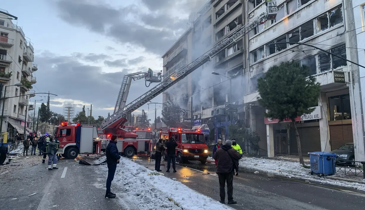 di dalam bangunan yang rusak menyusul ledakan di pusat kota Athena, Rabu (26/1/2022).  Ledakan tersebut menyebabkan tiga orang terluka dan merusak sebuah blok kantor. (AP Photo/Derek Gatopoulos)