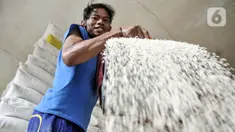 Pekerja memasukkan beras ke dalam karung di Pasar Induk Cipinang, Jakarta Timur, Kamis (8/9/2022). Kenaikan harga BBM bersubsidi berdampak pada melonjaknya harga beras di Pasar Induk Cipinang hingga Rp 2.000 - Rp 3.000 per kilogram akibat bertambahnya biaya transportasi. (merdeka.com/Iqbal S. Nugroho)