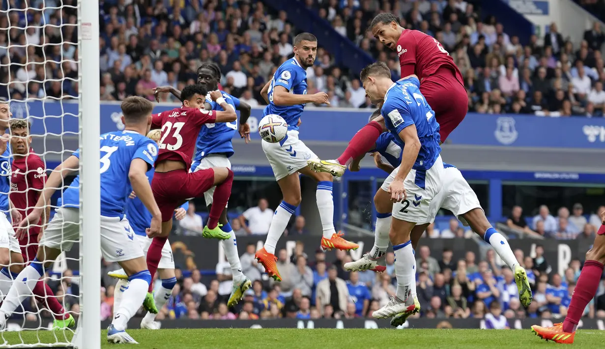 <p>Meski berlangsung di Goodison Park, Liverpool langsung tancap gas dan berhasil menguasai permainan. (AP/Jon Super)</p>