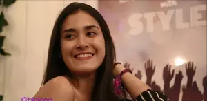 Andania Suri selalu tampil simpel di dalam acara yang diselenggarakan di ruangan terbuka. Menurutnya, utamakan kenyamanan terlebih dahulu dalam berpakaian.