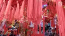 Sejumlah pernak-pernik Imlek dipajang di sebuah kios di kawasan Glodok, Jakarta, Kamis (25/1). Tahun Baru Imlek yang jatuh pada 16 Febuari mendatang sudah diramaikan oleh para pedagang yang menjual pernak pernik. (Liputan6.com/JohanTallo)