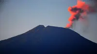 Meski gunung Slamet terus menyemburkan abu vulkanik disertai dengan lava pijar penduduk disekitar lereng gunung tetap beraktifitas.